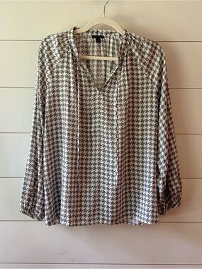 Ann Taylor Houndstooth V-Neck Blouse in Black and White